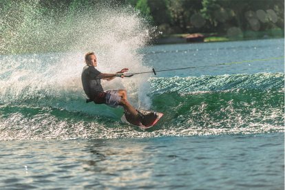 Volg een unieke wakeboardclinic en beleef een spectaculaire ervaring op het water. Door het unieke coaching systeem krijg je op het water aanwijzingen van de instructeur. Aan het einde van deze clinic zul je verbaasd zijn over je prestaties en verlangen naar meer!