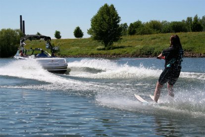 Waterskiën is een unieke belevenis, een ervaring die je niet snel vergeet. Op 2 latten achter een mooie boot over het water scheren! Je wordt ontvangen door de instructeur, die je de materialen verstrekt en de theorie uitlegt. Daarna ga je naar de boot om de theorie in praktijk te brengen. Een geweldige belevenis!