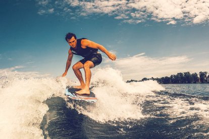 Wakesurfen is een unieke belevenis, een ervaring die je niet snel vergeet. Het is het beste te vergelijken met golfsurfen maar dan op het water en achter een super wakeboardboot die voor jou een eindeloze golf maakt. Enige wakeboard ervaring is wel gewenst.