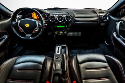 Kruip achter het stuur van de Ferrari F430 en ervaar de kracht, het geluid, de grip en de reacties van deze geweldige wagen. Samen met een ervaren instructeur ga je de weg op om het temperament van deze Italiaanse bolide zelf te beleven!