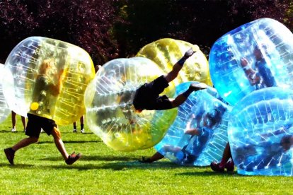 Bumperball spelen met 8 personen