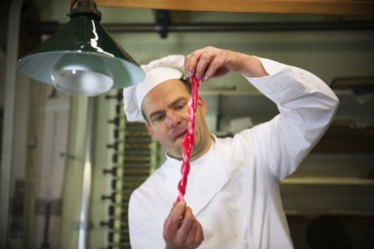 Je eigen snoep maken. Hoe gaaf is dat? Onder deskundige begeleiding leer je een oud ambacht dat vandaag de dag nog in exclusieve restaurants wordt beoefend. Het suiker trekken. Aan het einde van de workshop neem je je eigen snoep natuurlijk mee naar huis!