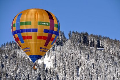 Kom aan boord van een luchtballon en maak een vlucht boven het landschap van Noord Nederland. Terwijl de ballon hoger en hoger gaat, worden de dingen op de grond steeds kleiner. En het uitzicht is fantastisch. Geniet van de rust en de stilte terwijl je langzaam met de wind mee drijft.