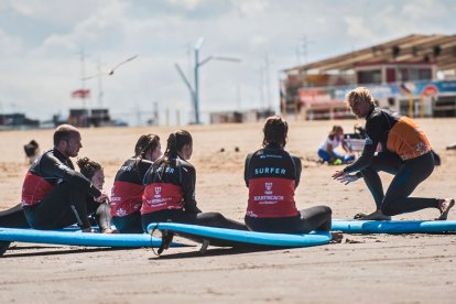 Wil jij graag eens kennismaken met surfen op zee? Of kun je al wel een beetje surfen, maar wil je wat techniek bijleren en er beter in worden? Dan is deze surfdag echt iets voor jou. Je krijgt 2 surflessen van 2 uur elk en tussendoor een heerlijke lunch. Alle materialen zijn inbegrepen.