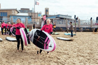 Wil jij de zee op een ontspannen manier ervaren? Neem dan eens een sup-les van 1,5 uur bij een echte surfschool. Tijdens de les leer je de veiligheidsregels, basistechnieken en bewegingstechnieken. Daarna kun je overal ter wereld een sup-board huren om heerlijk zelf te sup-pen.