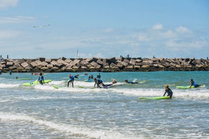 Zou je graag eens met een surfboard de zee op willen gaan maar heb je geen idee hoe dat moet? Dan is deze surfles beslist iets voor jou! Je krijgt ruim 2 uur surfles van professionele surf instructeurs. Na een korte theorie uitleg ga je het water in om je eerste golven te surfen.